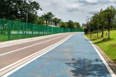 Yeni patika ve güzel ağaçlar parkta koşmak, yürümek ve bisiklete binmek için iz sürüyor. 