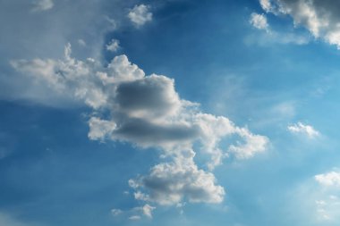 Sirus bulutlu mavi gökyüzü. Hava açık ve sabahları hava güzel.