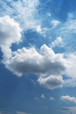 Sirus bulutlu mavi gökyüzü. Hava açık ve sabahları hava güzel.