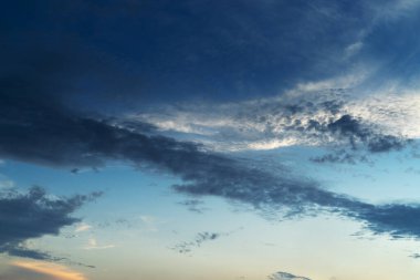 Kara bulutlar gökyüzünü siyaha boyuyor. Yakında yağmur yağacak.. 