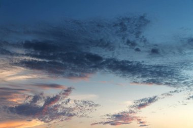 Ateşli turuncu günbatımı gökyüzü. Güzel gökyüzü