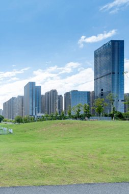 Şangay 'da modern bina geçmişi olan şehir parkı.