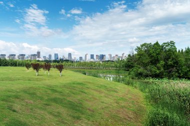 Bahar Parkı ve modern şehir