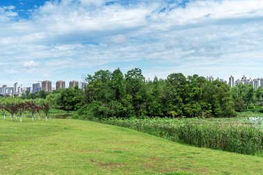 Bahar Parkı ve modern şehir