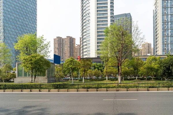 Şehirdeki boş şehir yolu ve binalar