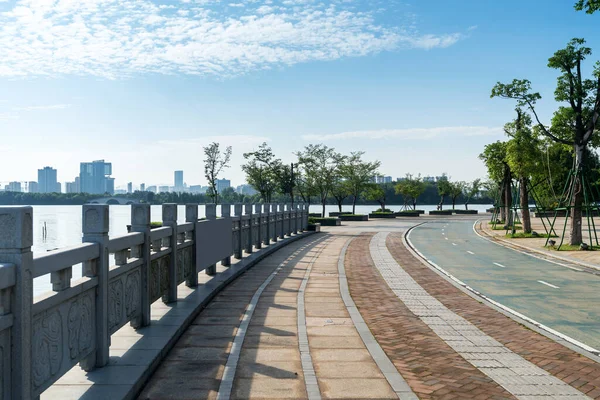 Modern şehirde yürüyüş yolu