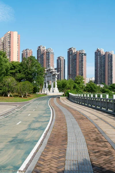 Modern şehirde yürüyüş yolu