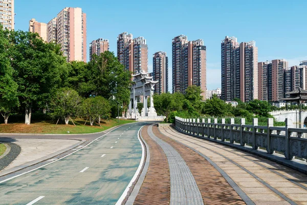 Modern şehirde yürüyüş yolu