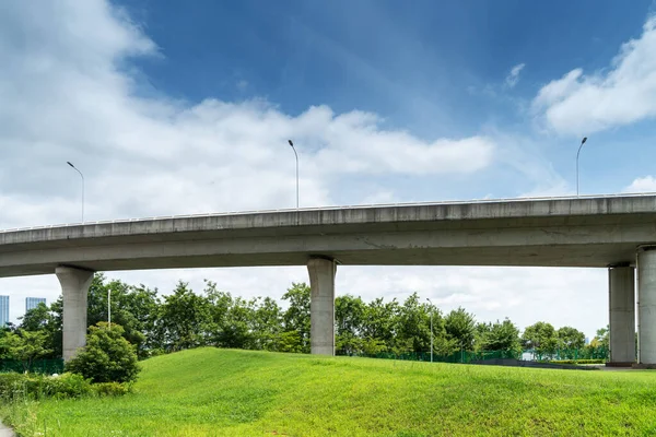 Büyük bir otoban üstgeçidine ve Blue Sky 'a bakıyorum.