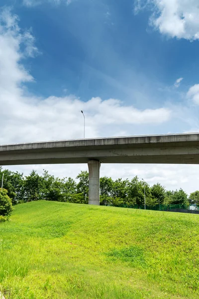 Büyük bir otoban üstgeçidine ve Blue Sky 'a bakıyorum.