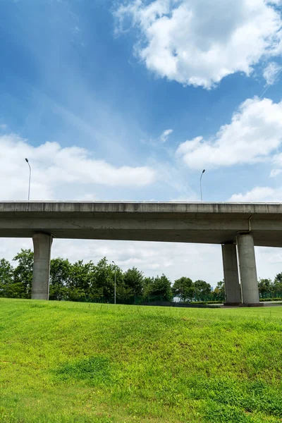 Büyük bir otoban üstgeçidine ve Blue Sky 'a bakıyorum.