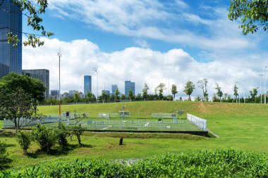 Bahar Parkı ve modern şehir