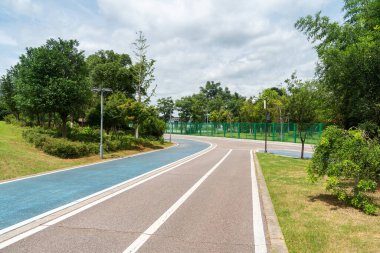 Modern şehirde yürüyüş yolu