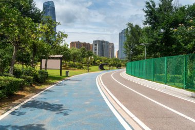 Modern şehirde yürüyüş yolu