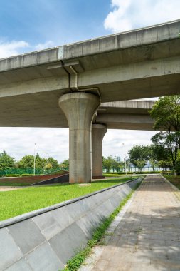 Şehirdeki üst geçidin altında beton yapı ve asfalt yol alanı