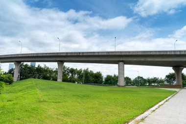 Şehirdeki üst geçidin altında beton yapı ve asfalt yol alanı