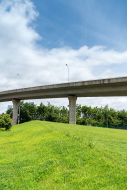 Büyük bir otoban üstgeçidine ve Blue Sky 'a bakıyorum.