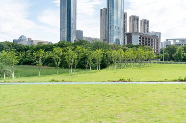 Şangay 'da modern bina geçmişi olan şehir parkı.