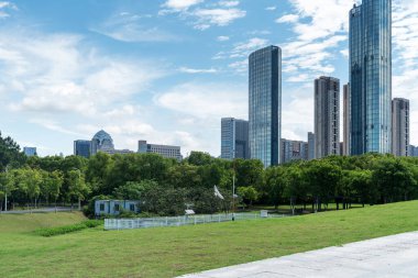 Şangay 'da modern bina geçmişi olan şehir parkı.