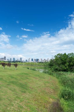 Bahar Parkı ve modern şehir