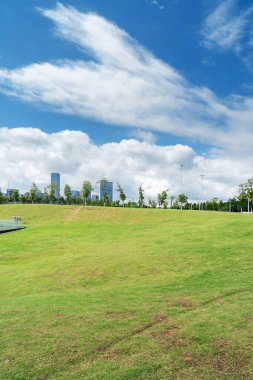 Bahar Parkı ve modern şehir
