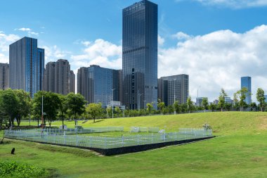 Şangay 'da modern bina geçmişi olan şehir parkı.