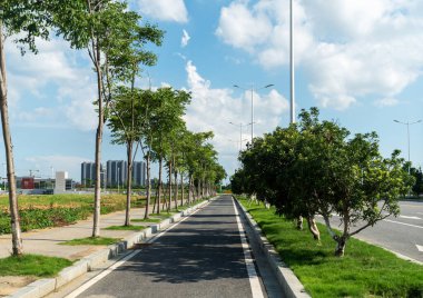 Modern şehirde yürüyüş yolu