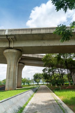 Şehirdeki üst geçidin altında beton yapı ve asfalt yol alanı