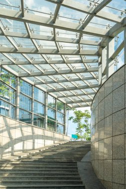 Yeraltı geçidine giriş ve çıkış