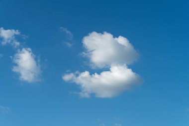 Sirus bulutlu mavi gökyüzü. Hava açık ve sabahları hava güzel.