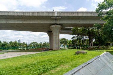 Şehirdeki üst geçidin altında beton yapı ve asfalt yol alanı