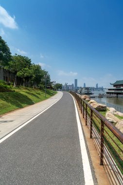 Modern şehirde yürüyüş yolu