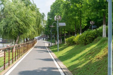 Modern şehirde yürüyüş yolu