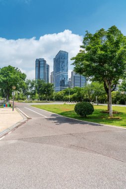 Modern şehirde yürüyüş yolu