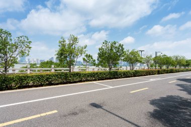 Şehirdeki boş şehir yolu ve binalar