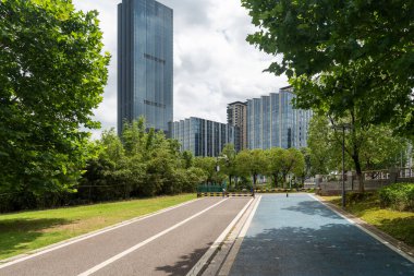 Modern şehirde yürüyüş yolu