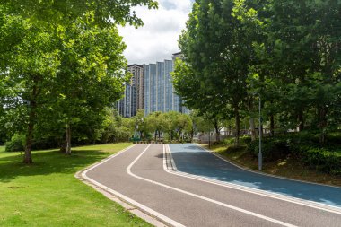 Modern şehirde yürüyüş yolu