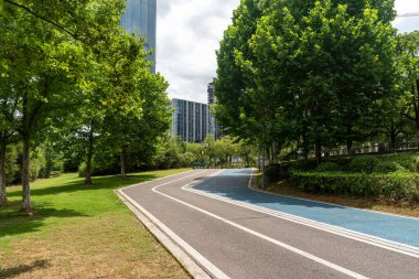 Modern şehirde yürüyüş yolu