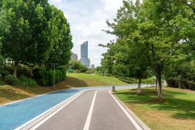 Modern şehirde yürüyüş yolu