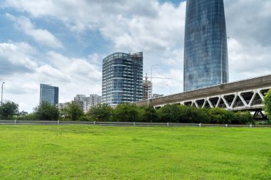 Şangay 'da modern bina geçmişi olan şehir parkı.