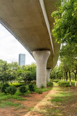 Şehirdeki üst geçidin altında beton yapı ve asfalt yol alanı