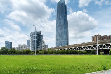 Şangay 'da modern bina geçmişi olan şehir parkı.