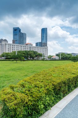 Şangay 'da modern bina geçmişi olan şehir parkı.