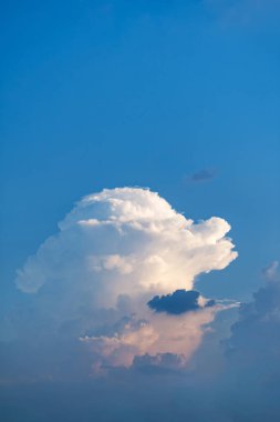 Sirus bulutlu mavi gökyüzü. Hava açık ve sabahları hava güzel.
