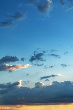 Ateşli turuncu günbatımı gökyüzü. Güzel gökyüzü