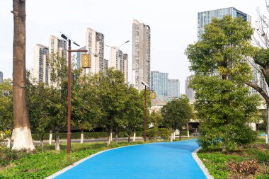 Modern şehirde yürüyüş yolu