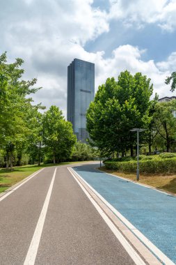 Yeni patika ve güzel ağaçlar parkta koşmak, yürümek ve bisiklete binmek için iz sürüyor. 