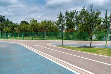 Modern şehirde yürüyüş yolu