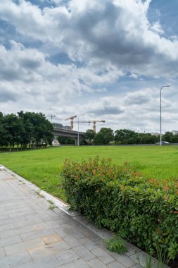 Bahar Parkı ve modern şehir