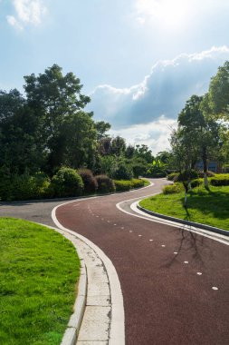 Modern şehirde yürüyüş yolu